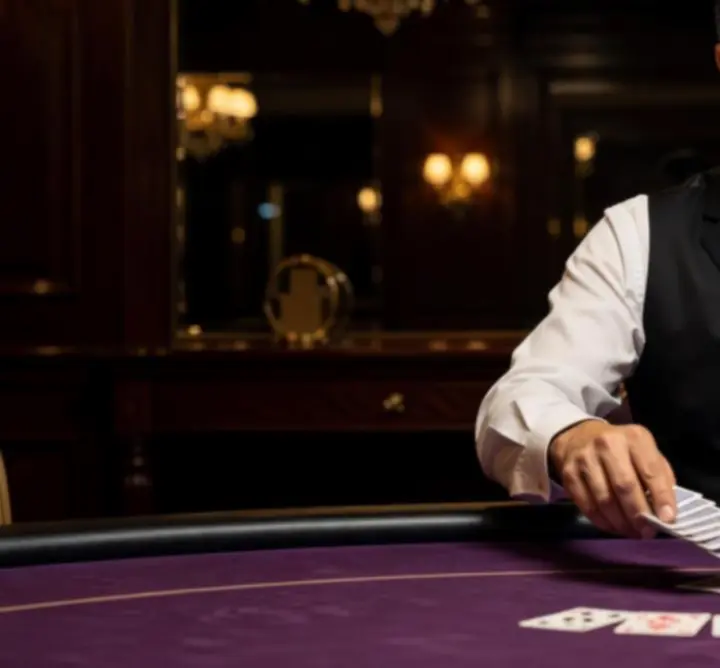 Profesjonalny krupier pokerowy w akcji